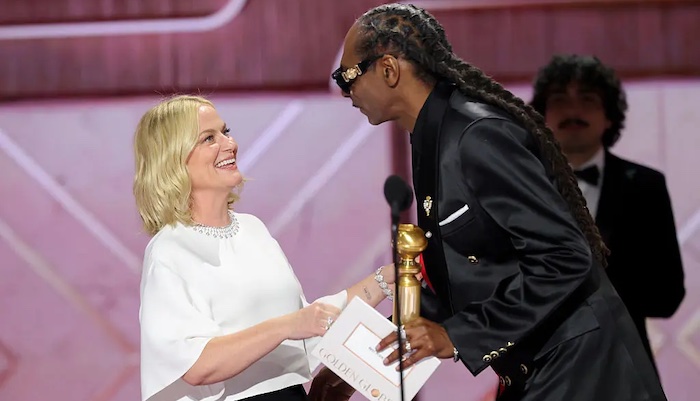 202601Golden-Globes-Highlights-Amy-Poehler-Snoop-Dogg-And-K-Pop-Steal-The-Spotlight-copy