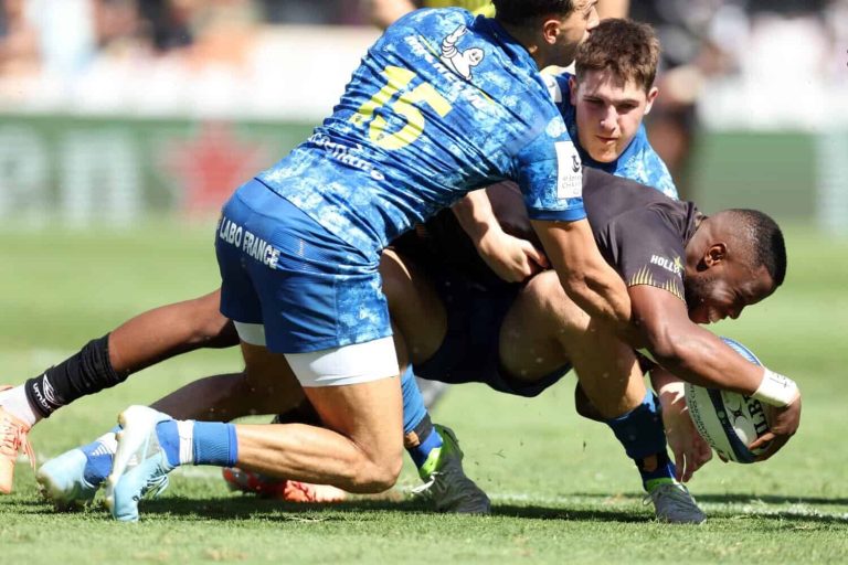 202601Sharks-fullback-Aphelele-Fassi-scores-a-try-against-Clermont