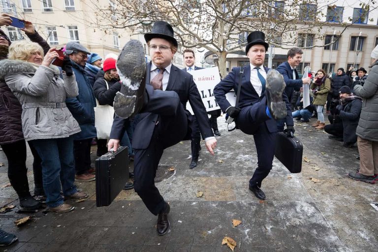 CZECH-OFFBEAT-SILLY WALK
