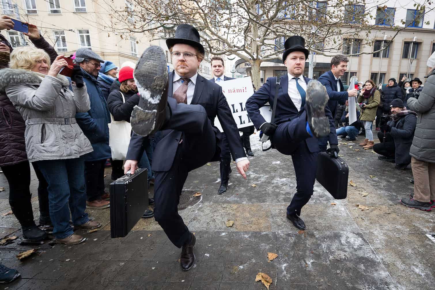 CZECH-OFFBEAT-SILLY WALK