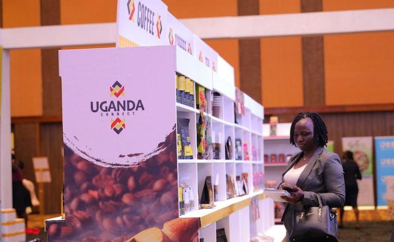 202602A-female-shopper-at-the-coffee-stall