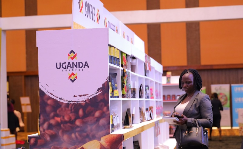 202602A-female-shopper-at-the-coffee-stall