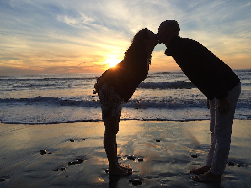 202602Couple-kiss-by-the-beach