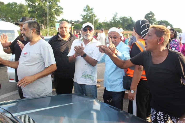Residents Of Laudium Protest The Ongoing Water Crisis At R55 Highway