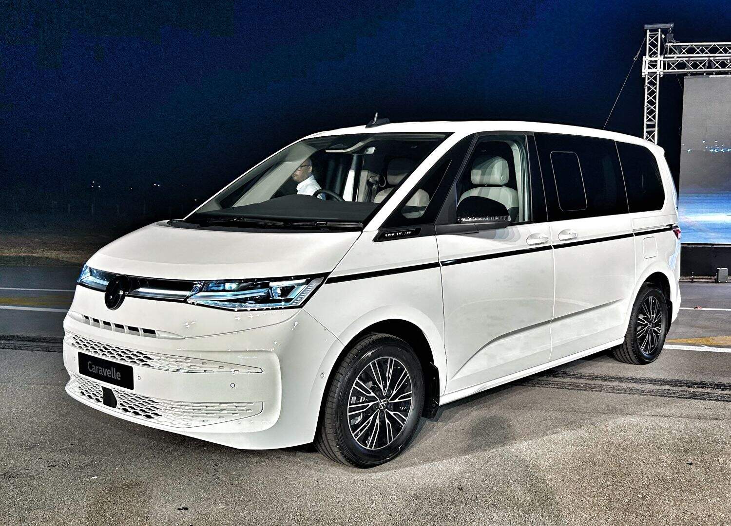 202602vw-caravelle-t7-front