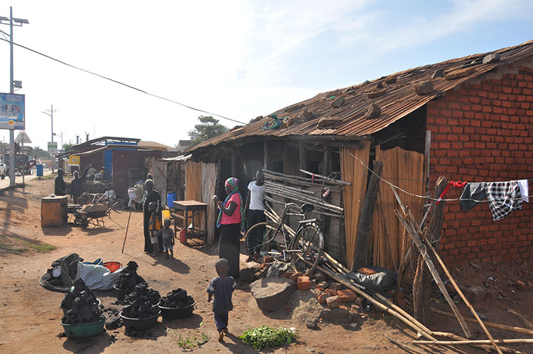 201708Poverty-stricken-residents-selling-charcoal