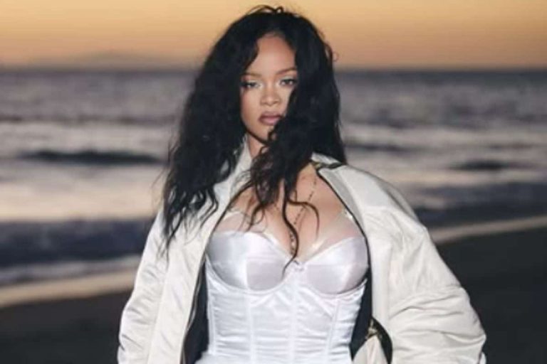 202412Rihanna-beauty-icon