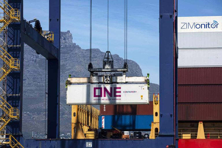 South African Minister of Transport Ms. Barbara Creecy Visits Cape Town Container Terminal