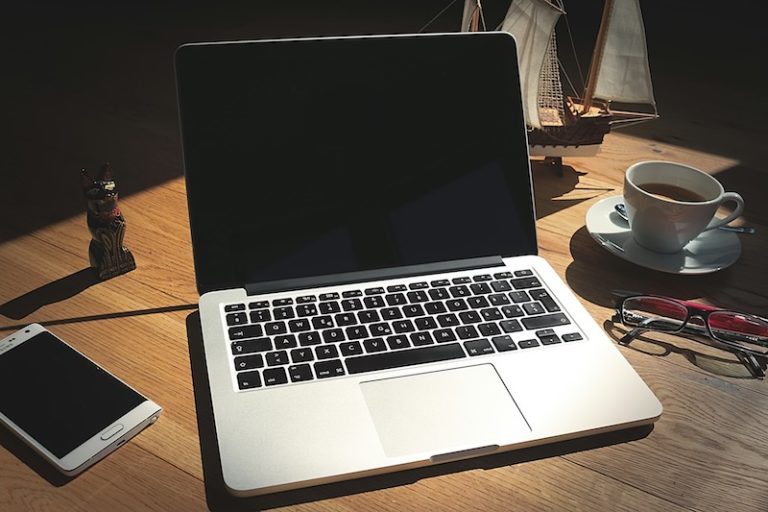 202603Apple-laptop-on-desk