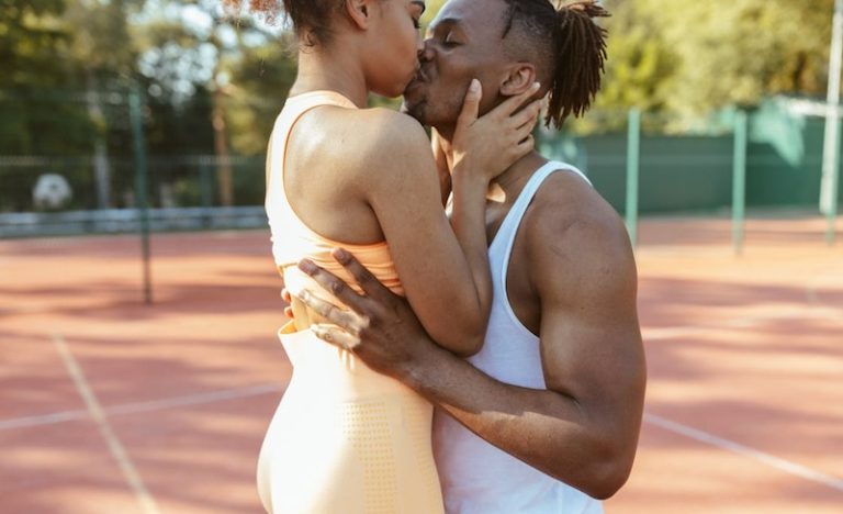 202603Couple-kiss-at-court