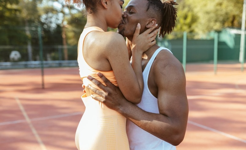 202603Couple-kiss-at-court