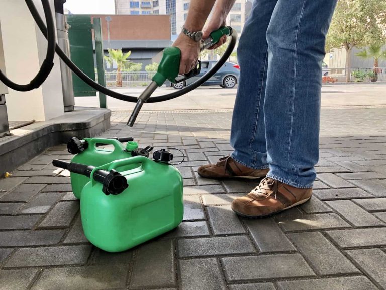 Filling fuel cans
