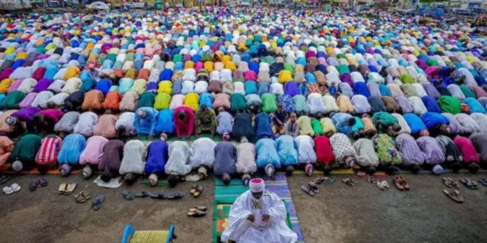 Muslims-praying-on-eid-696x348-1
