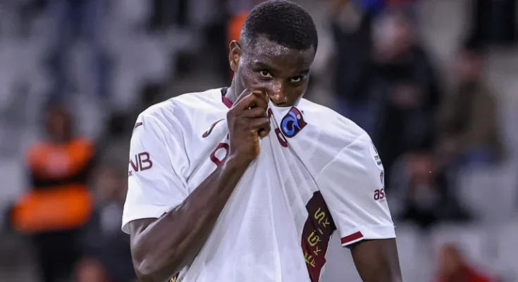 Paul-Onuachu-kisses-Trabzonspor-badge-768x432-1-735x400-1