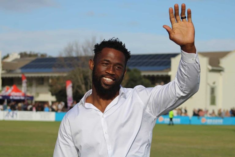 202511Siya-Kolisi-waves-to-Grey-High-School