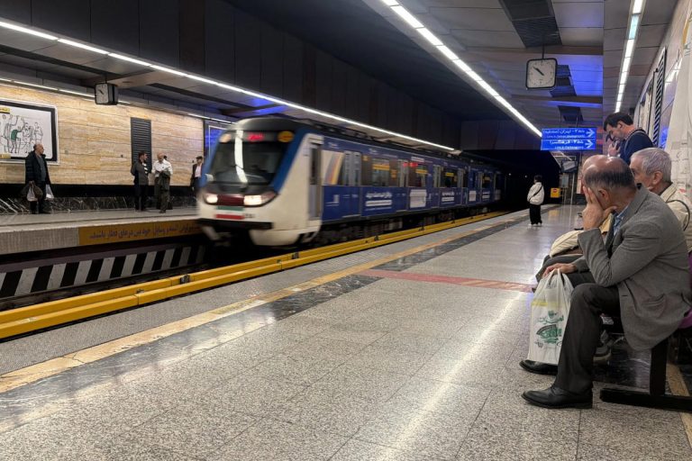 202604AFP__20260413__A7L27VY__v1__MidRes__IranUsIsraelWarTransportDailylife