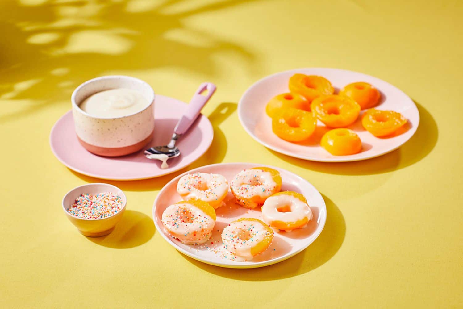 202604KOO_CYP_Emoji-Eats_Web_Day-5_Peach-Doughnuts