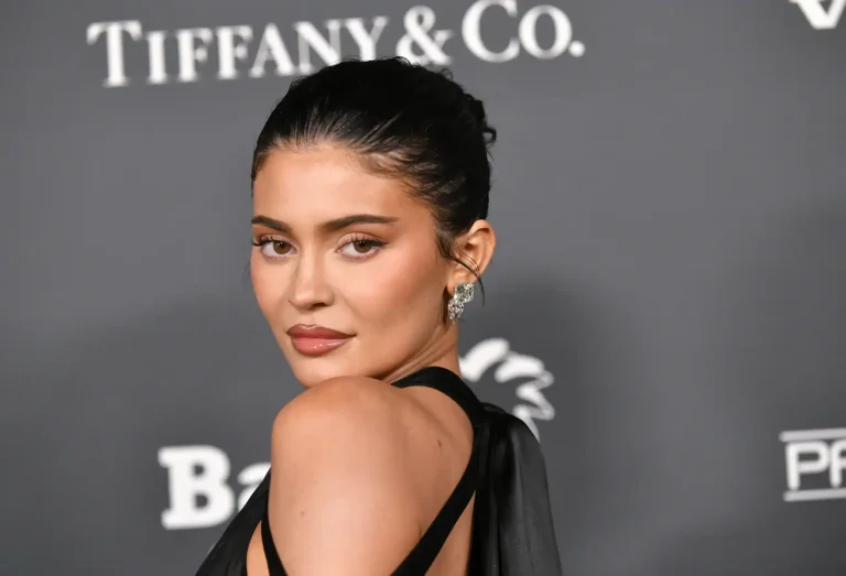 202604Kylie-Jenner-handbags