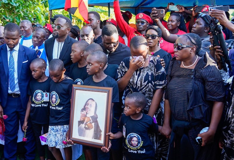 202604Mufumbiros-children-at-their-mothers-vurial