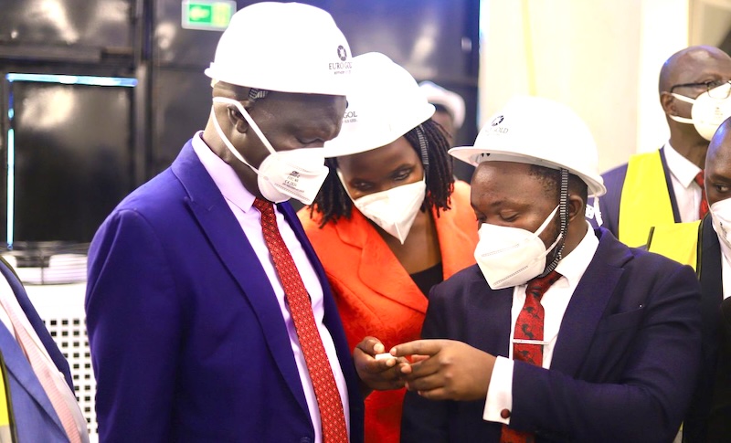 202604Officials-check-out-gold-samples