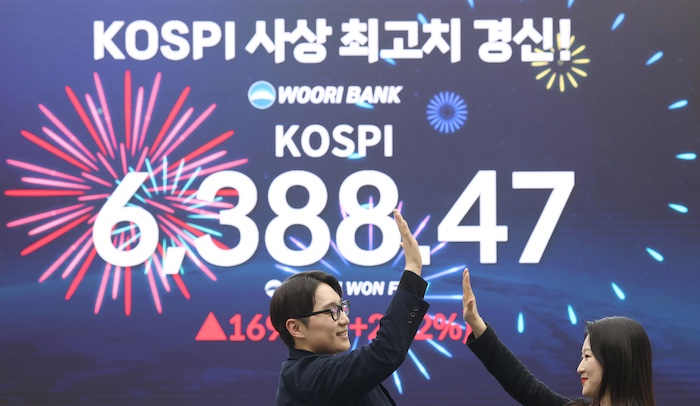 202604South-Koreas-KOSPI-Index-Posts-Best-Month-In-28-Years-As-Tech-Rally-Shrugs-Off-Iran-Tensions