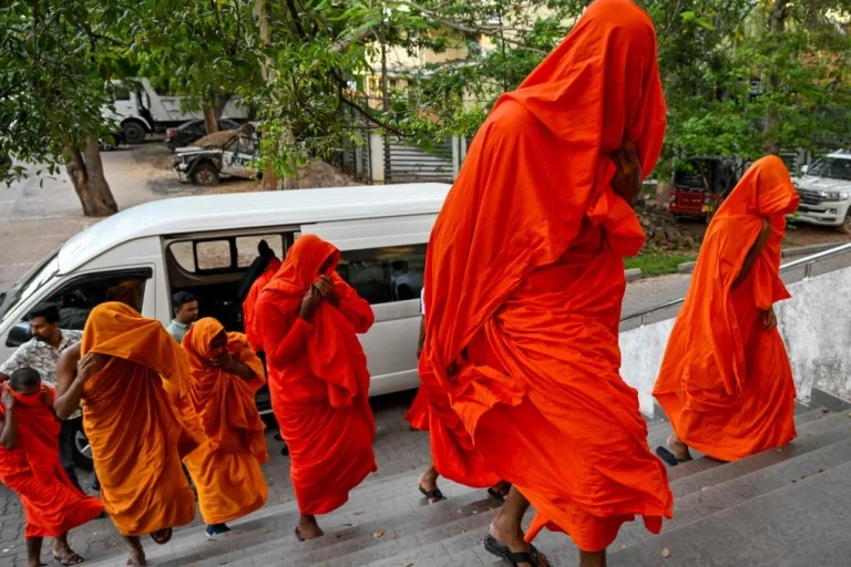 202604Sri-Lankan-Monks-