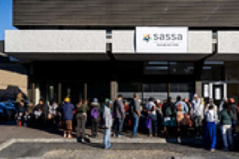 Mense wag vroegoggend 'n 'n ry buite die SASSA-kantoor in Bellvi