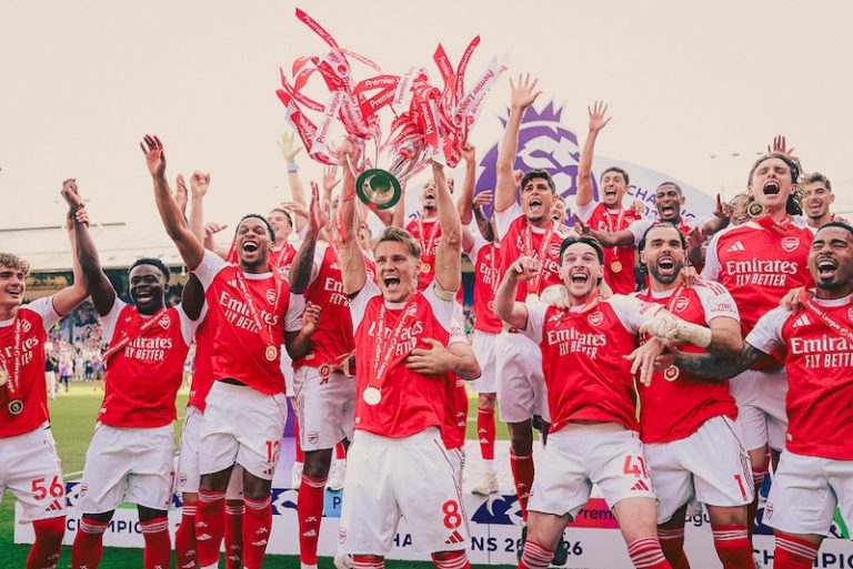202605Arsenal-players-lift-the-EPL-title