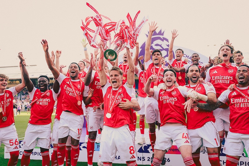 202605Arsenal-players-lift-the-EPL-title