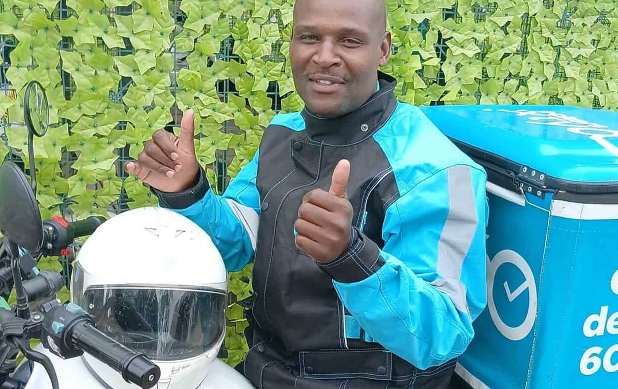 202605Checkers-Sixty60-rider-becomes-viral-hero-for-helping-stranded-motorist