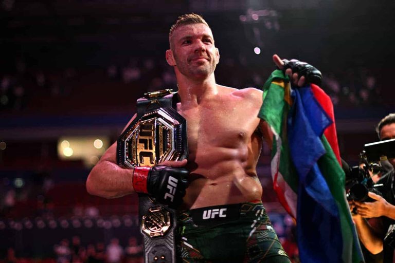 MMA-UFC-AUS-DU PLESSIS-STRICKLAND