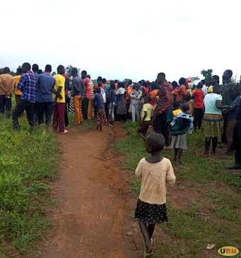 202605Residents-at-the-scene-of-crime