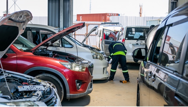 202605Vehicles-being-fitted-with-numberplates