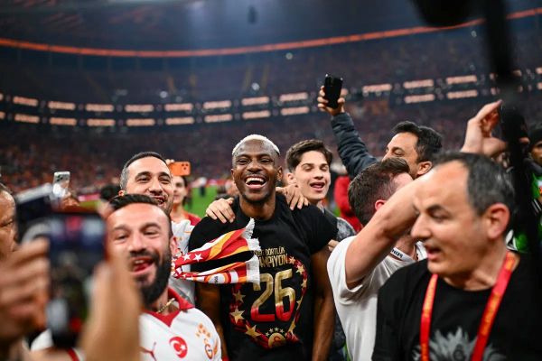 Osimhen-celebrating-Turkish-league-title