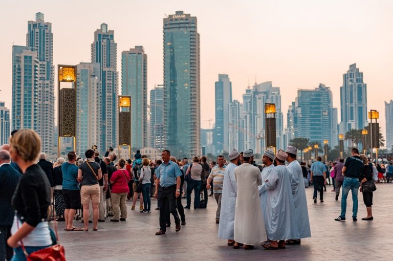202205Dubai-city-people