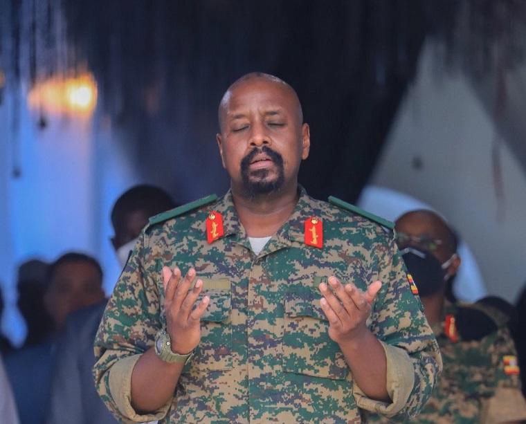 202205Muhoozi-praying-during-his-birthday-party