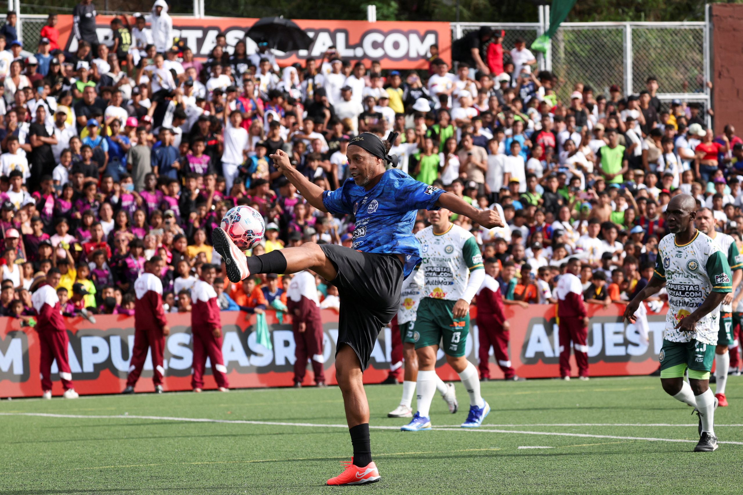 2026062026-06-07T003745Z_275533555_RC2KOLABQIJI_RTRMADP_3_VENEZUELA-SOCCER-RONALDINHO-scaled-1
