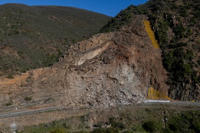 202606Rockfall-repairs-along-Cango-Caves-Road-in-the-Western-Cape