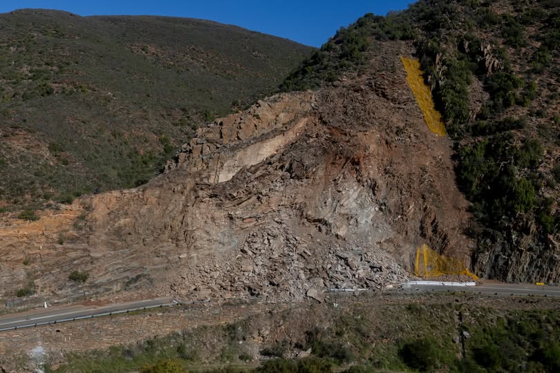 202606Rockfall-repairs-along-Cango-Caves-Road-in-the-Western-Cape