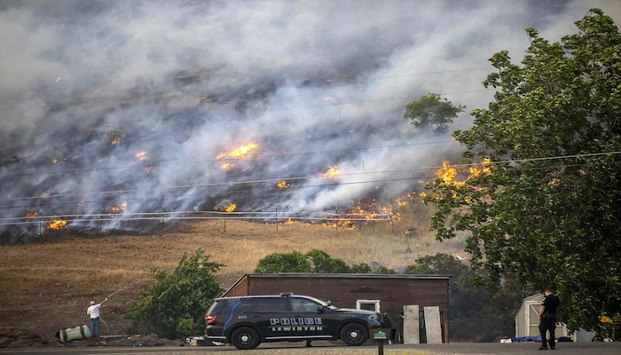 202506Wildfires-Force-Over-25000-Evacuations-in-Canada-as-Smoke-Chokes-Air-in-US-Border-States