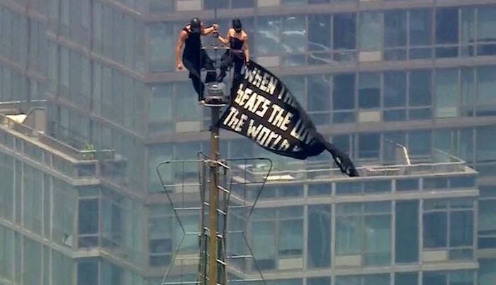 202607Daredevil-Couple-Scale-Top-Of-Empire-State-Building-To-Unfurl-Peace-Banner
