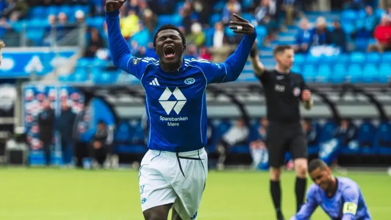 Daniel-Daga-celebrates-with-Molde-teammates-after-comeback-victory-1