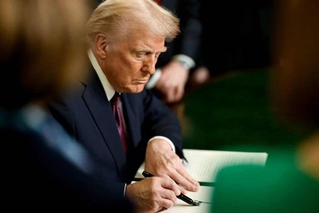 TRUMP-SIGNS-1045x697-1