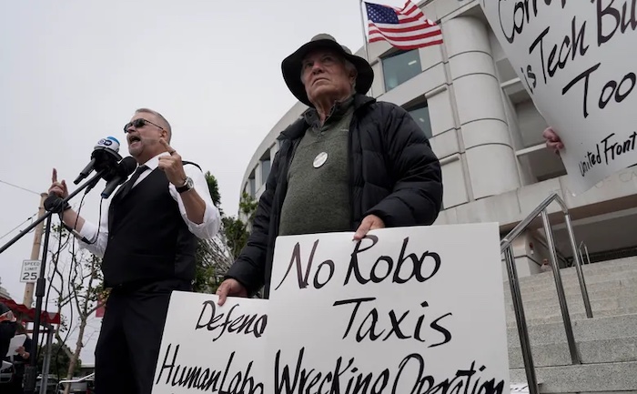 202308Two-Rival-Robotaxi-Services