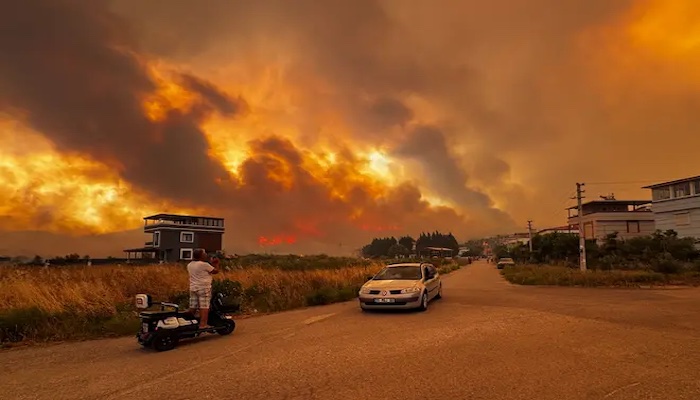 202506Firefighters-Battle-Fierce-Wildfires-In-Turkeys-Izmir-Province-For-Second-Day