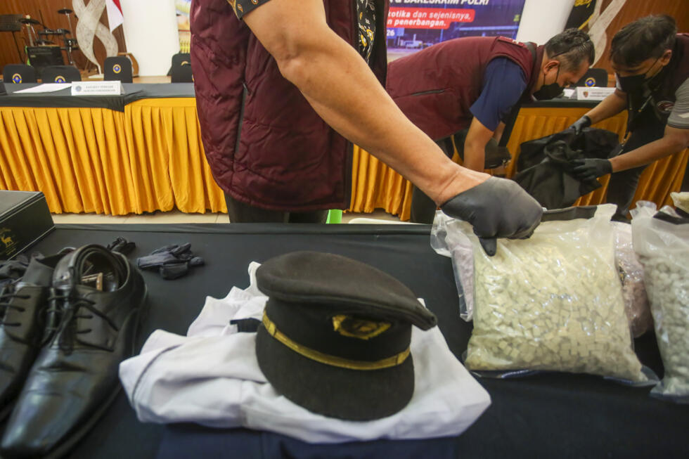 202608Malaysian-Pilot-Faces-Death-For-Smuggling